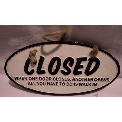 1057 - Cast iron Open/Closed plaque, W: 12 cm. P&P Group 1 (£14+VAT for the first lot and £1+VAT for subseq... 