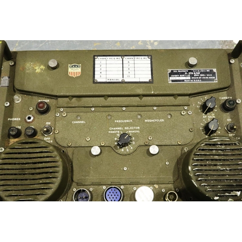 2057 - US Military WWII VHF portable communications receiver, model R-278. Not available for in-house P&P