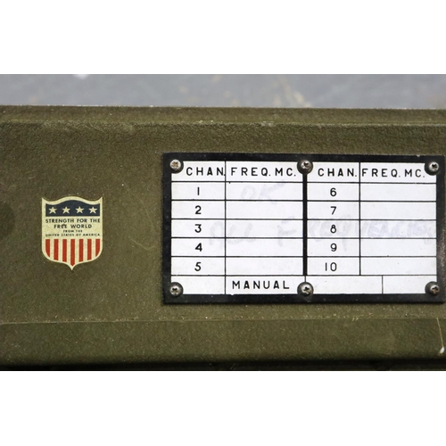 2057 - US Military WWII VHF portable communications receiver, model R-278. Not available for in-house P&P