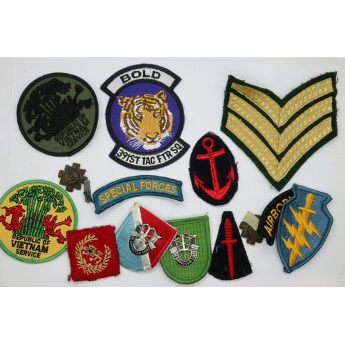 2091 - Mixed fabric division patches and insignia including Vietnam War period examples. P&P Group 1 (£14+V... 