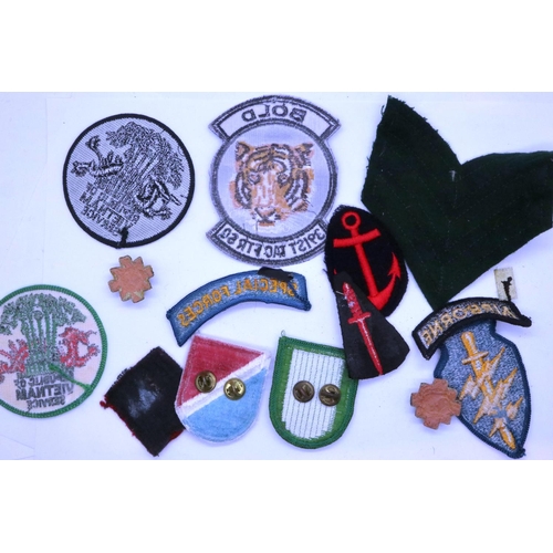 2091 - Mixed fabric division patches and insignia including Vietnam War period examples. P&P Group 1 (£14+V... 