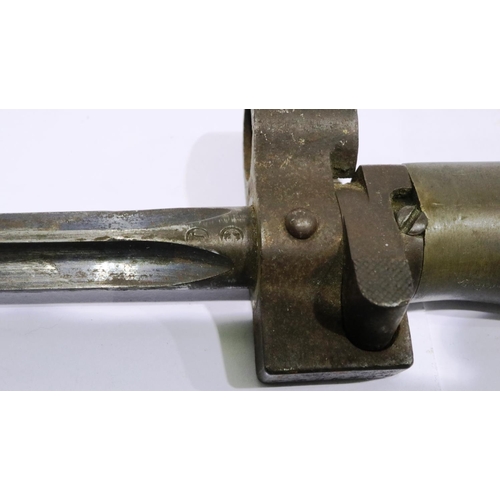 2104 - WWI French Lebel bayonet with scabbard. P&P Group 1 (£14+VAT for the first lot and £1+VAT for subseq... 