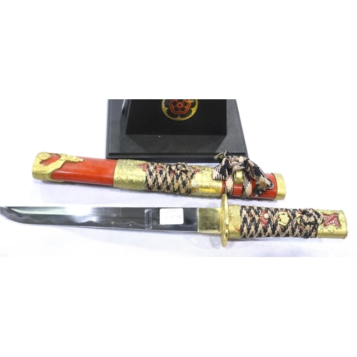 2112 - Presentation tanto with stand and scabbard. P&P Group 3 (£25+VAT for the first lot and £5+VAT for su... 