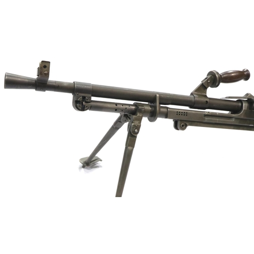 2122 - WWII or post WWII Bren gun, mint condition with magazine, carry/transit case plus spare barrel and c... 