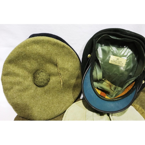 2021 - Mixed post-war visor caps and Tam O shanters (6). P&P Group 2 (£18+VAT for the first lot and £3+VAT ... 