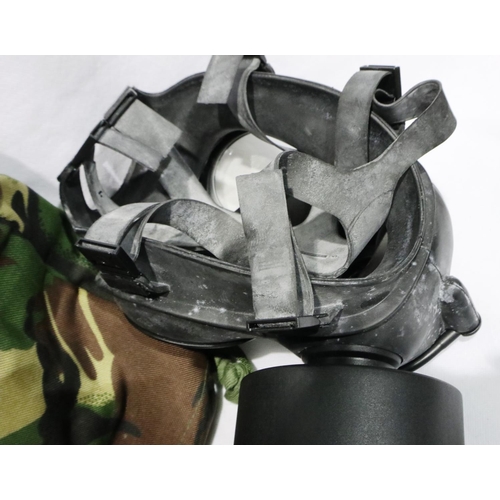 2039 - SIO respirator in camouflage  bag. P&P Group 2 (£18+VAT for the first lot and £3+VAT for subsequent ... 