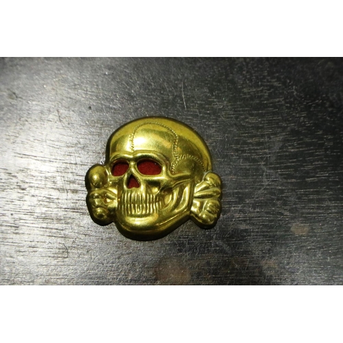 2042 - WWII German Waffen SS Deaths Head skull badge, mounted onto a wooden box. P&P Group 2 (£18+VAT for t... 