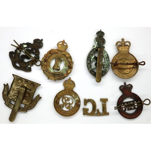 2156 - 8th Territorial Battalion Isle of Wight Rifles WWI cap badge and two other examples, with four Briti... 