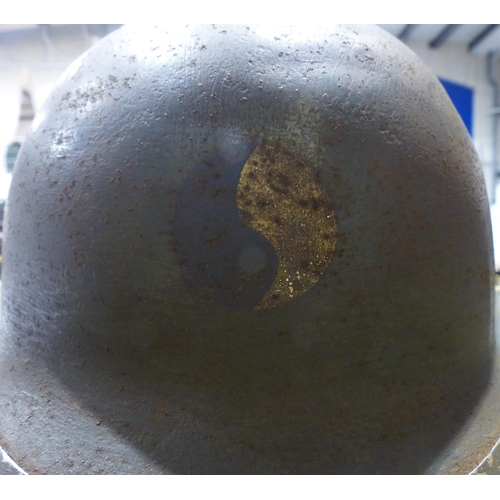 2022 - WWII US MI Fixed Bale helmet with insignia of the 29th infantry division, D: 22 cm. Vendor advises f... 