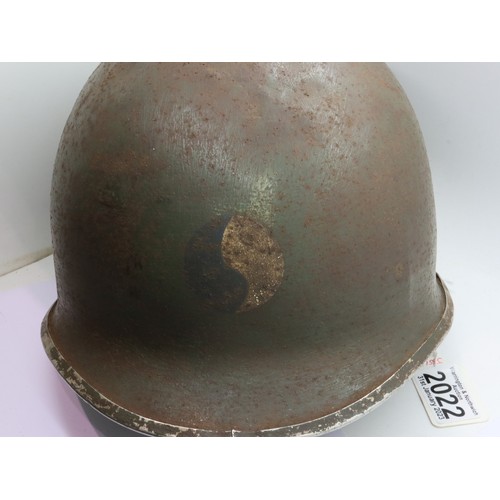 2022 - WWII US MI Fixed Bale helmet with insignia of the 29th infantry division, D: 22 cm. Vendor advises f... 