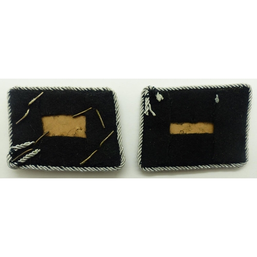 2080C - A pair of SS Sturmbannfuhrer embroidered collar tabs. P&P Group 1 (£14+VAT for the first lot and £1+... 