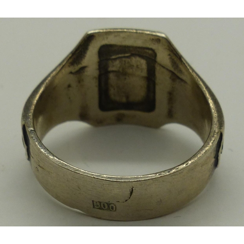 2080V - 800 silver SS signet ring, size W. P&P Group 1 (£14+VAT for the first lot and £1+VAT for subsequent ... 