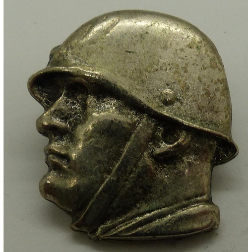 2170Y - Italian white metal Mussolini pin badge. P&P Group 1 (£14+VAT for the first lot and £1+VAT for subse... 