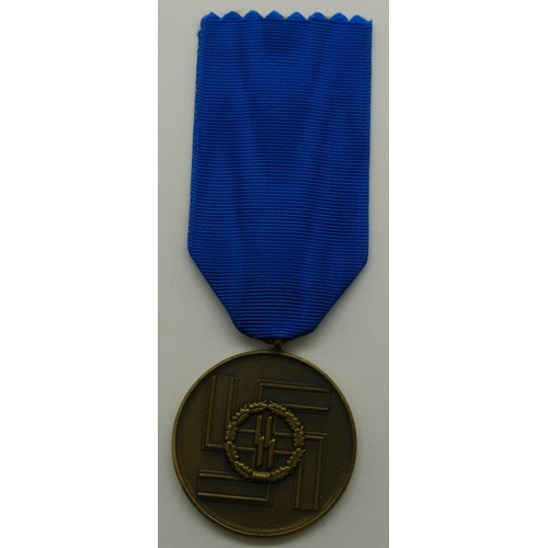 2180A - German SS bronze grade 8 Years Service medal. P&P Group 1 (£14+VAT for the first lot and £1+VAT for ... 