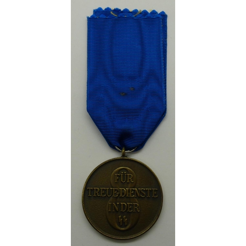 2180A - German SS bronze grade 8 Years Service medal. P&P Group 1 (£14+VAT for the first lot and £1+VAT for ... 