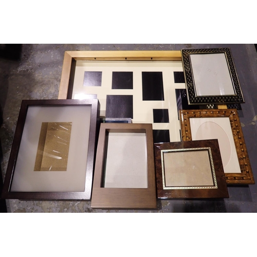 1027 - Collection of assorted photograph frames, mainly wooden. Not available for in-house P&P