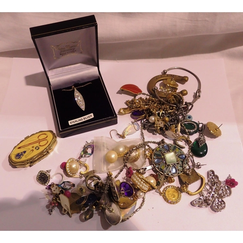 1088 - Mixed costume jewellery including silver. P&P Group 1 (£14+VAT for the first lot and £1+VAT for subs... 