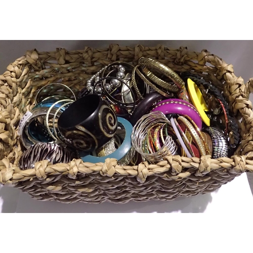 1095 - Quantity of mixed costume bangles. P&P Group 2 (£18+VAT for the first lot and £3+VAT for subsequent ... 