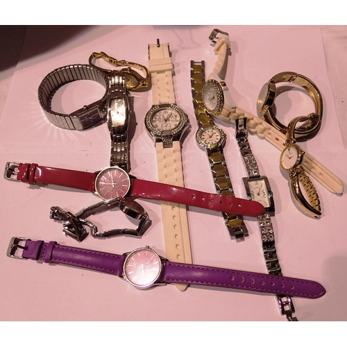 1121 - Collection of ladies fashion wristwatches to include Sekonda, majority not working at lotting. P&P G... 