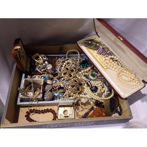 1130 - Quantity of mixed costume jewellery including brooches, earrings and pearls. P&P Group 1 (£14+VAT fo... 