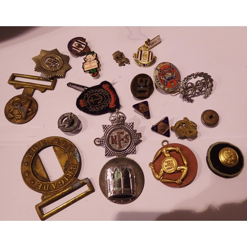 1131 - Brass Boys Brigade belt buckle and a quantity of mixed badges. P&P Group 1 (£14+VAT for the first lo... 