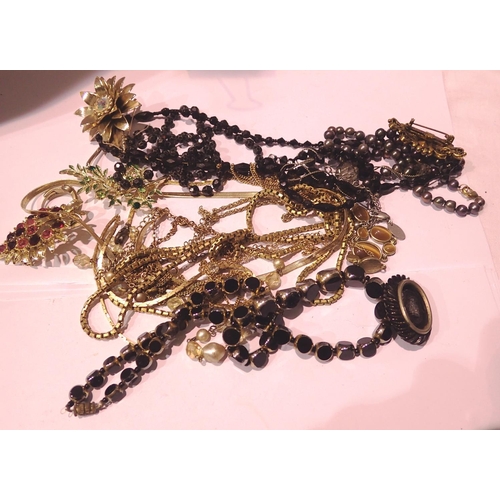 1132 - Quantity of mixed costume jewellery including brooches. P&P Group 1 (£14+VAT for the first lot and £... 