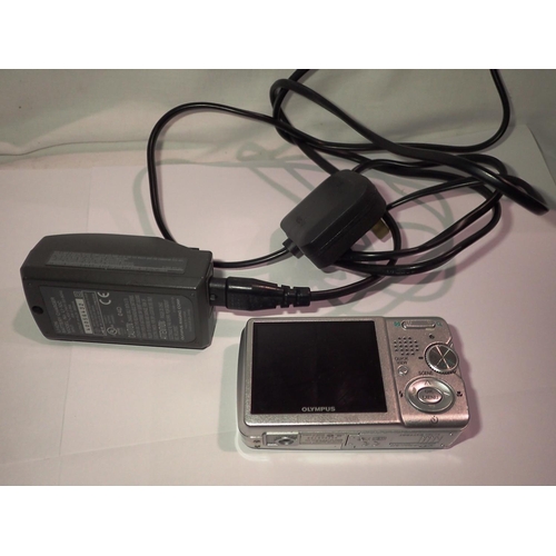 1135 - Olympus Hyper crystal LCD digital camera and a Olympus LI-ion battery charger. P&P Group 2 (£18+VAT ... 