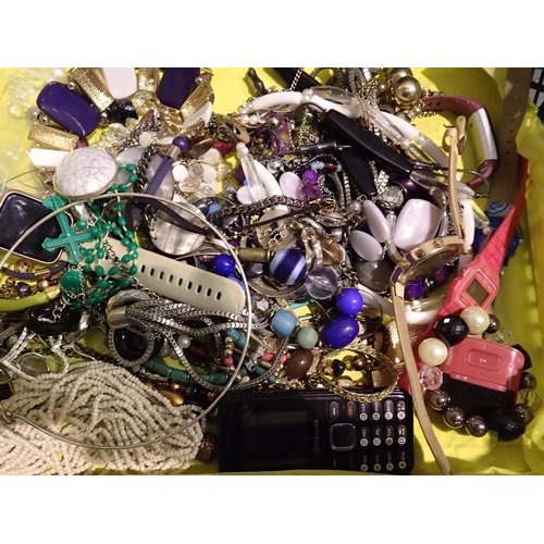 1137 - Tray of costume jewellery to include necklaces, bracelets and watches. P&P Group 1 (£14+VAT for the ... 