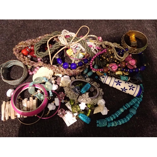 1161 - Mixed costume jewellery including bangles. P&P Group 1 (£14+VAT for the first lot and £1+VAT for sub... 