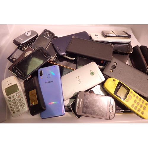 1172 - Tray of mixed mobile phones including Samsung and HTC. P&P Group 2 (£18+VAT for the first lot and £3... 