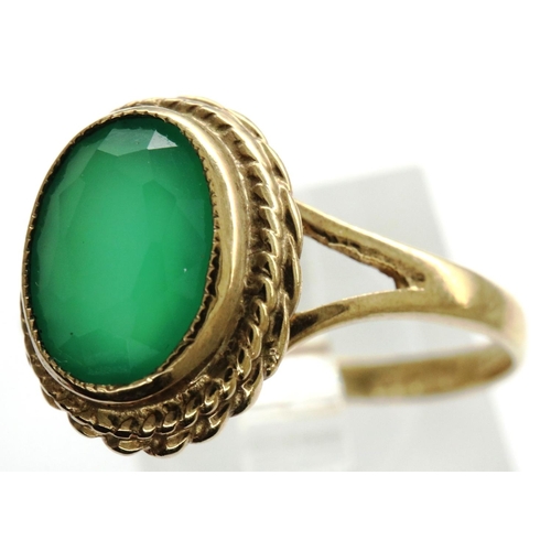 34 - 9ct gold ring set with a singular jadeite, size Q, 2.2g. P&P Group 1 (£14+VAT for the first lot and ... 