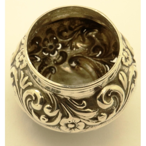 82 - John Round, hallmarked silver topped scent bottle, Edward VII, Sheffield assay, H: 12 cm. P&P Group ... 