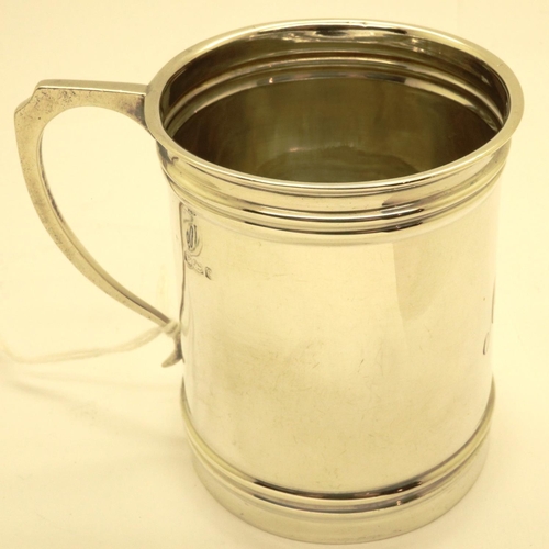 109 - Hallmarked silver George V tankard, Sheffield assay 1922, H: 70 mm, 56g. P&P Group 1 (£14+VAT for th... 