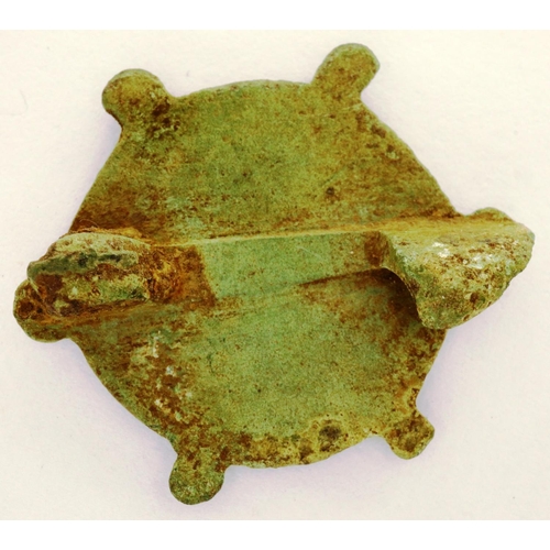 123 - Roman badge/lapel annular style with enamel intact, L: 16 mm. P&P Group 0 (£5+VAT for the first lot ... 