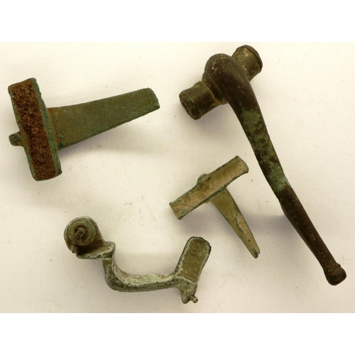 139 - Roman Bronze lot of fibulae, largest L: 50 mm. P&P Group 0 (£5+VAT for the first lot and £1+VAT for ... 