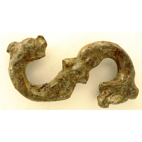 140 - Tudor zoomorphic belt clasp, intact, L: 32 mm. P&P Group 0 (£5+VAT for the first lot and £1+VAT for ... 