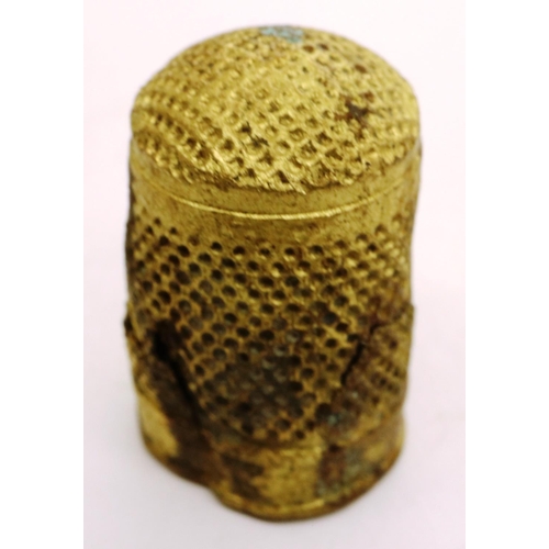 148 - Gold plated medieval thimble, L: 20 mm. P&P Group 0 (£5+VAT for the first lot and £1+VAT for subsequ... 