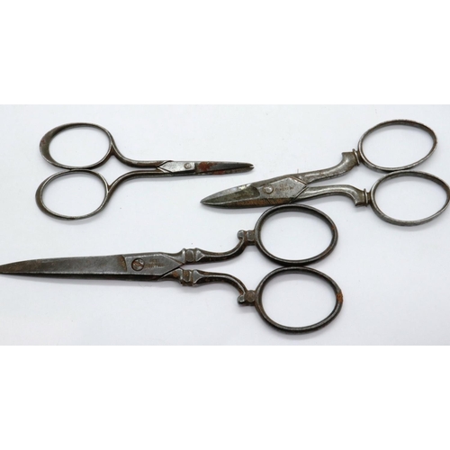 174 - Snakeskin scissor case, with three pairs of scissors, case L: 16 cm. P&P Group 1 (£14+VAT for the fi... 