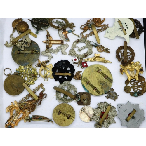 178 - Collection of mixed military badges and cap badges. P&P Group 1 (£14+VAT for the first lot and £1+VA... 