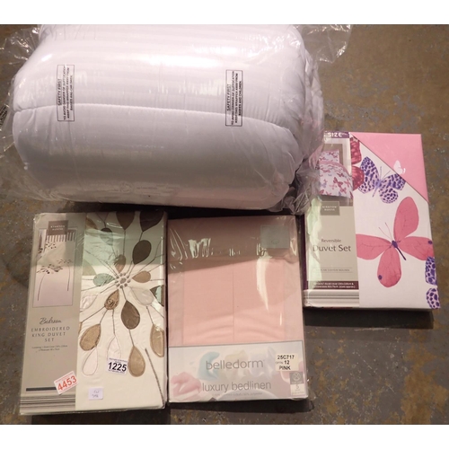 1225 - New and sealed bedding to include two King size duvet sets. Not available for in-house P&P