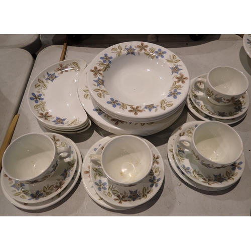 1273 - Wedgwood metallicized bone China tea and dinnerware. Not available for in-house P&P