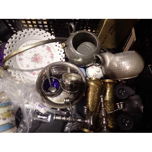 1378 - Mixed collectables including a silver plated cruet set and Wedgwood. Not available for in-house P&P