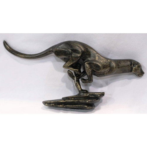 323 - Bronzed cast iron running cheetah, L: 30 cm. P&P Group 1 (£14+VAT for the first lot and £1+VAT for s... 