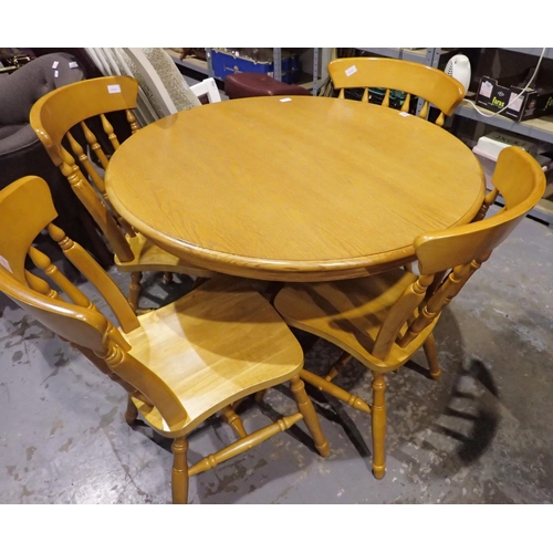 1484 - Set of four chairs and a matching circular dining table, D: 100 cm. Not available for in-house P&P