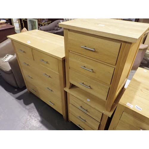 1528 - Oak chest of two short over three long drawers and a matching pair of bedside tables, bedside 50 x 4... 