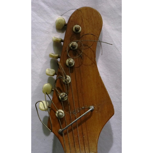 402 - Unbranded electric guitar. P&P Group 3 (£25+VAT for the first lot and £5+VAT for subsequent lots)