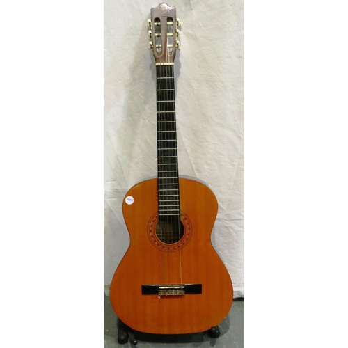 407 - Hohner MC-05 Classical guitar. P&P Group 3 (£25+VAT for the first lot and £5+VAT for subsequent lots... 