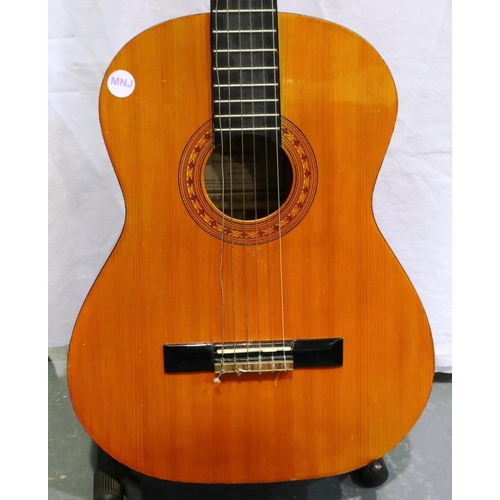 407 - Hohner MC-05 Classical guitar. P&P Group 3 (£25+VAT for the first lot and £5+VAT for subsequent lots... 