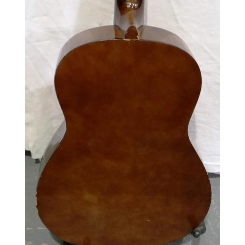 407 - Hohner MC-05 Classical guitar. P&P Group 3 (£25+VAT for the first lot and £5+VAT for subsequent lots... 