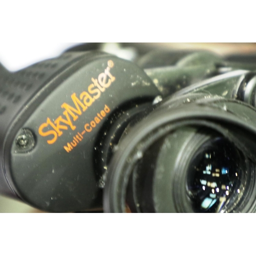 383 - Celestron Skymaster 20 x 80 binoculars with Hama extending tripod. P&P Group 3 (£25+VAT for the firs... 